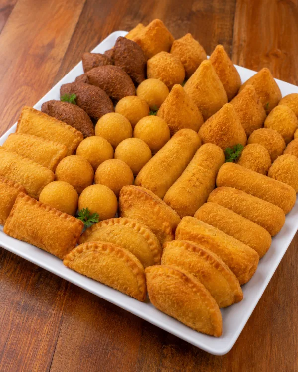 Bandeja de salgados organizada e atraente